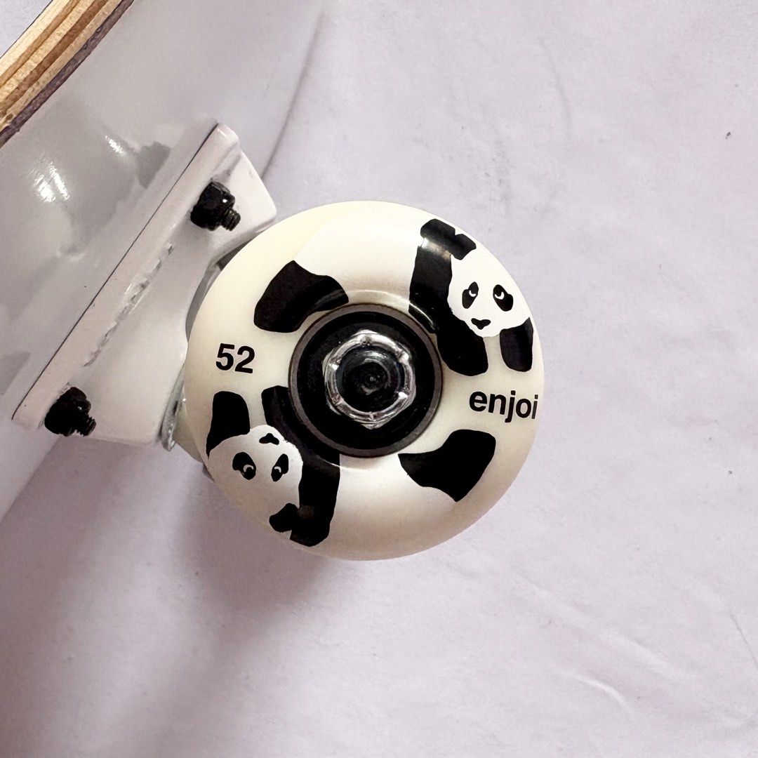 Aura “White Heart” 8.25” x 32” Custom Skateboard Complete