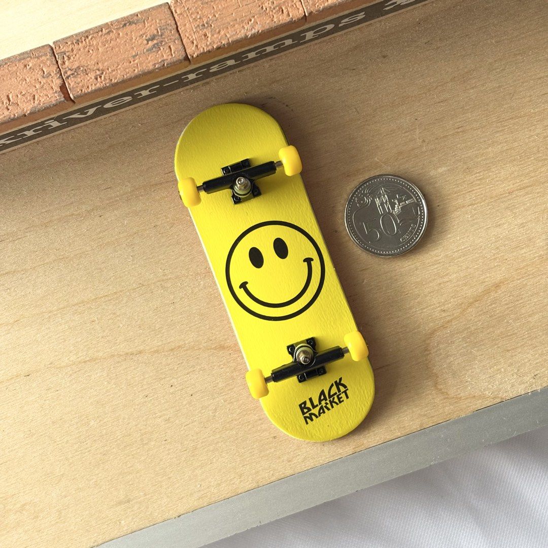 Black Market “Smile” 32mm Fingerboard Complete