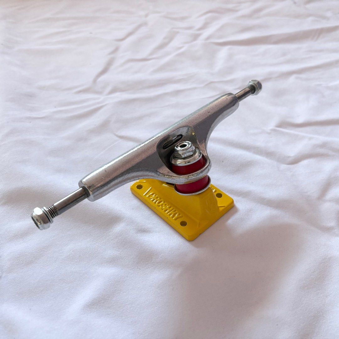 Droshky "Silver and Yellow" 8.5" Skateboard Trucks
