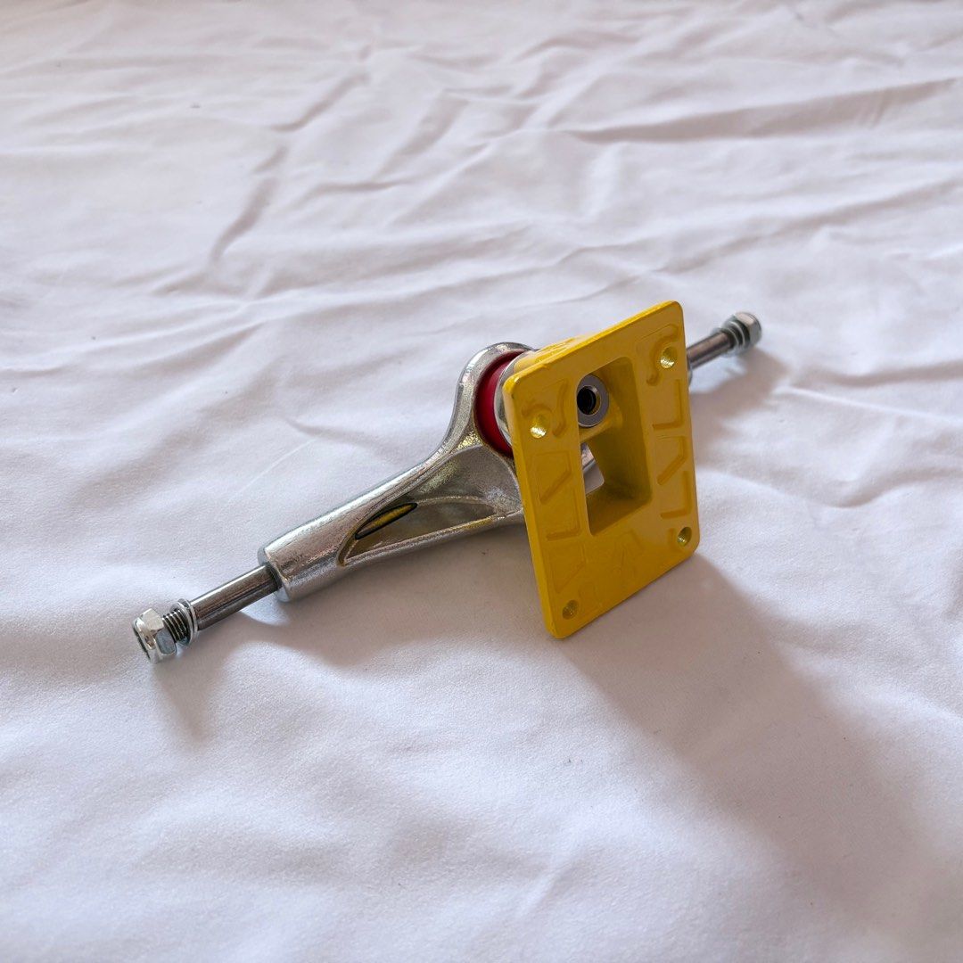 Droshky "Silver and Yellow" 8.5" Skateboard Trucks