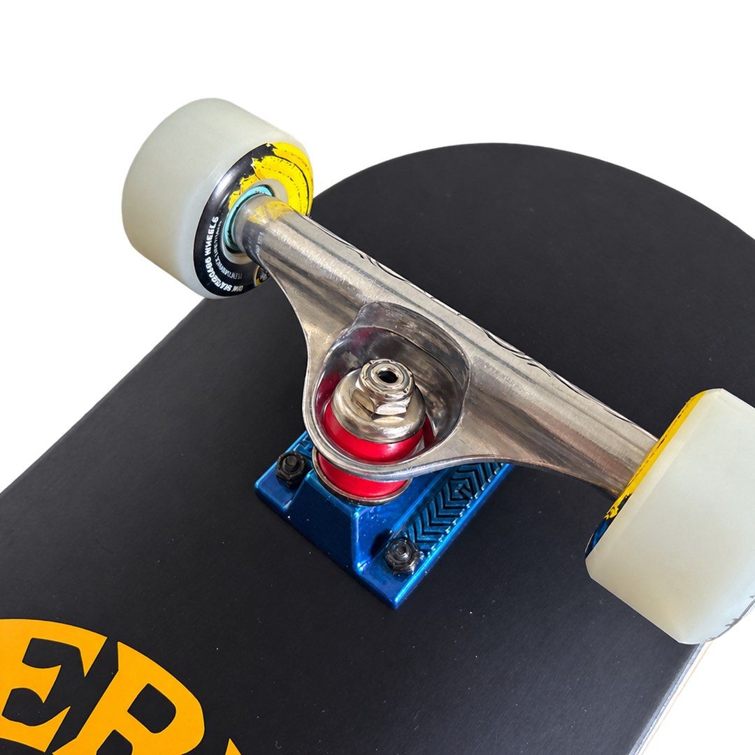 RipnDip “Ripped” 7.75″ x 31.5″ Custom Skateboard Complete