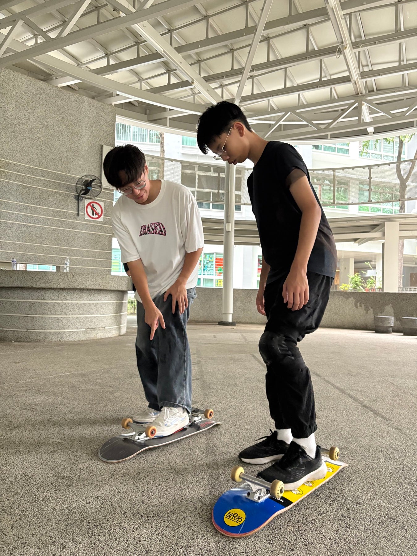 A coach demonstrating board foot placement beside a rider